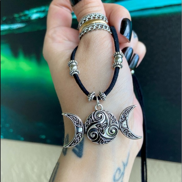 Triple moon celtic knot design choker necklace - Picture 9 of 13